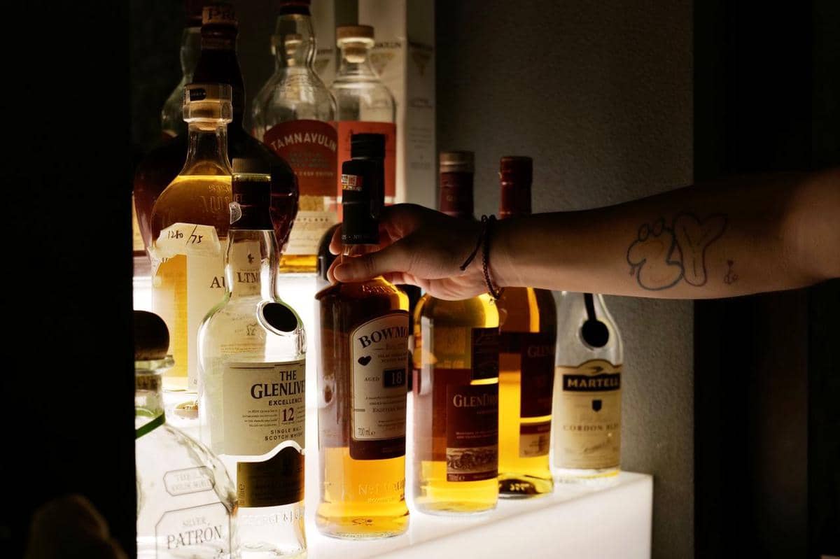 5 Perbedaan Rum dan Whisky, dari Bahan Baku hingga Rasanya