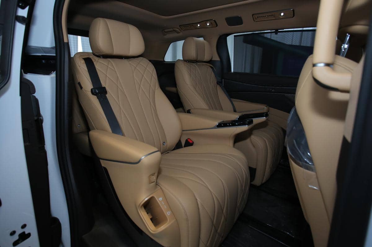 Interior Danza dengan kursi baris pertama dan kedua berfitur pijat serta ruang kaki baris ketiga yang diperluas 60 mm.