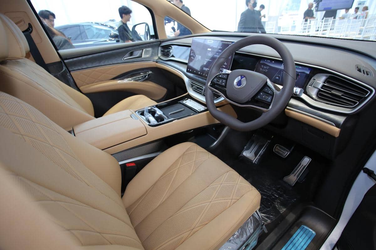 Tampilan interior New Danza D9 yang memperlihatkan ruang kabin serta desain bagian dalam kendaraan.