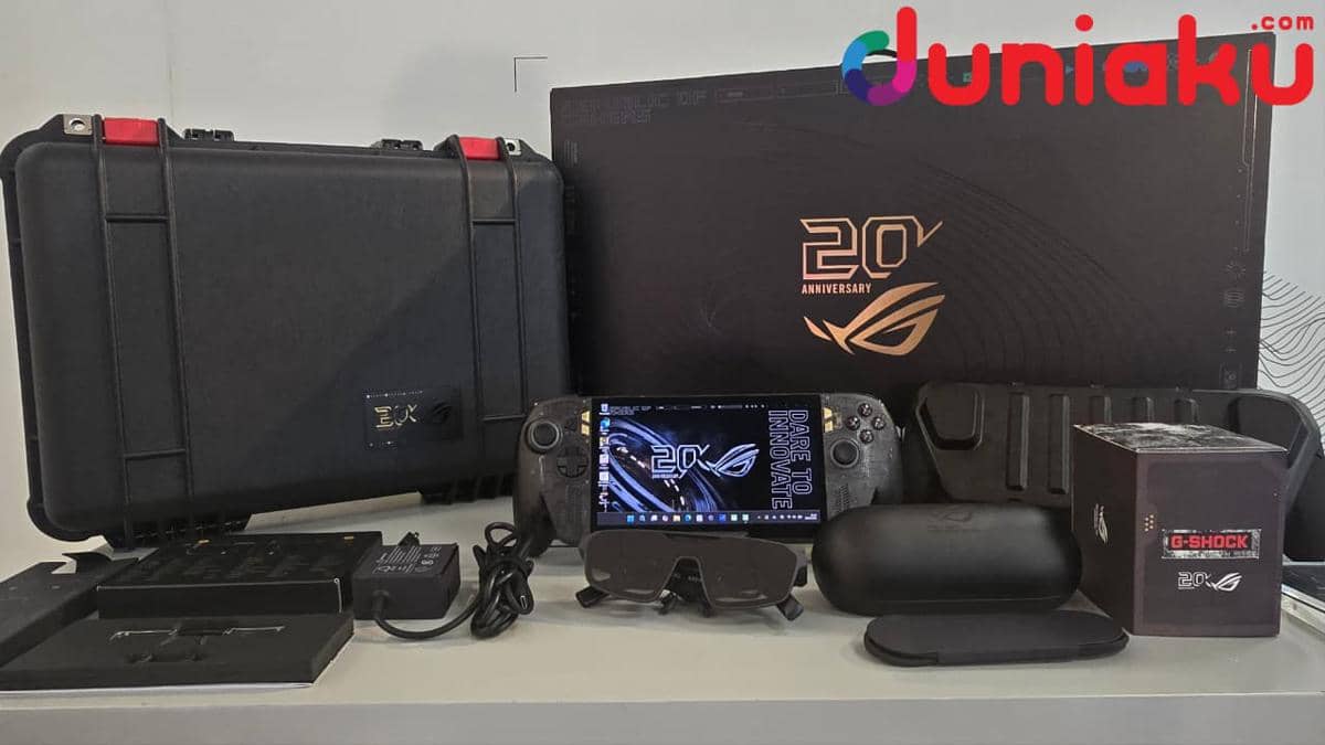 ROG XBOX Ally X20 Bundle dalam kemasan produk, perangkat gaming genggam beserta aksesori untuk bermain gim.