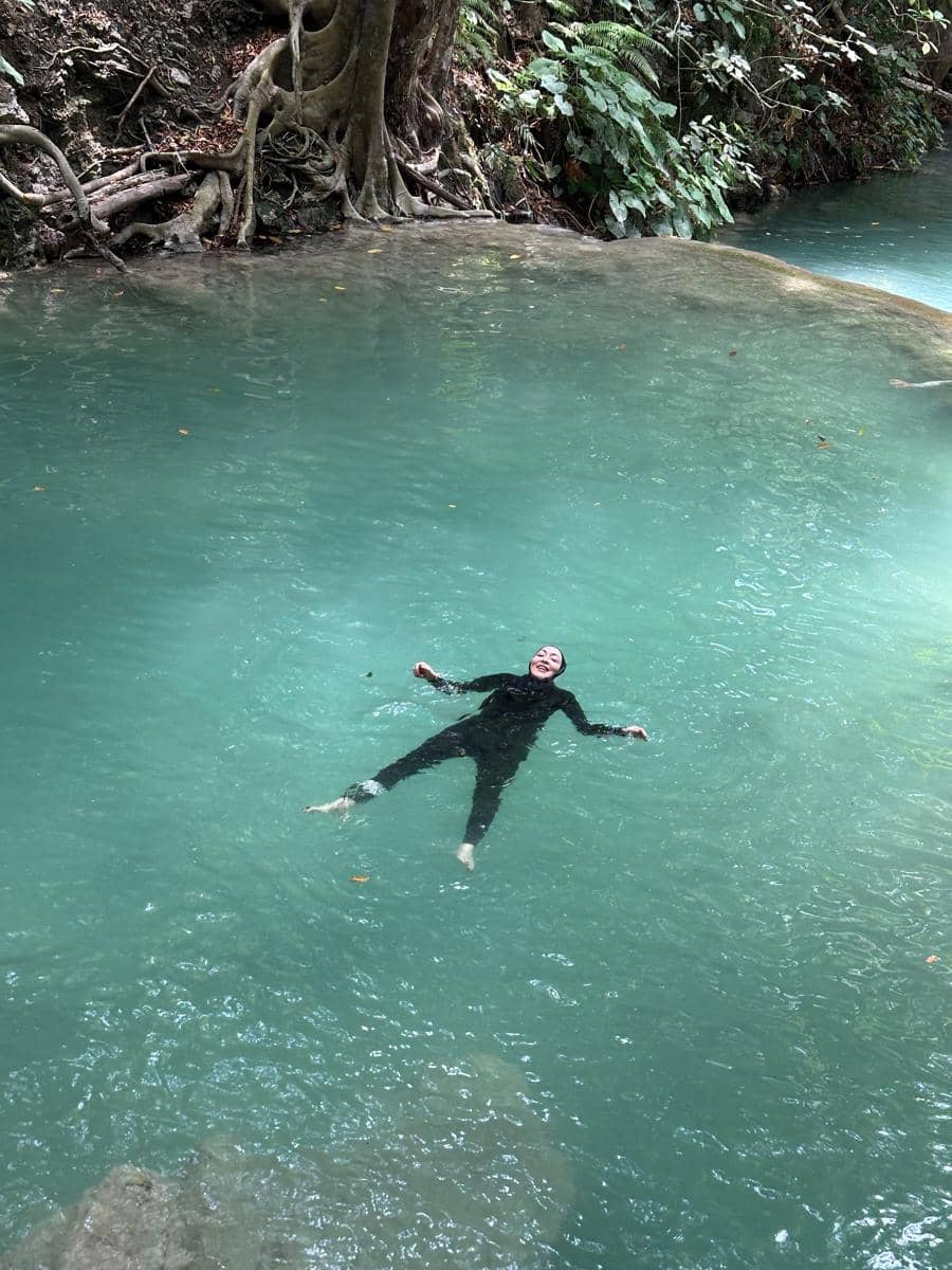 Angelina Sondakh main air di Air Terjun Mata Jitu, Sumbawa