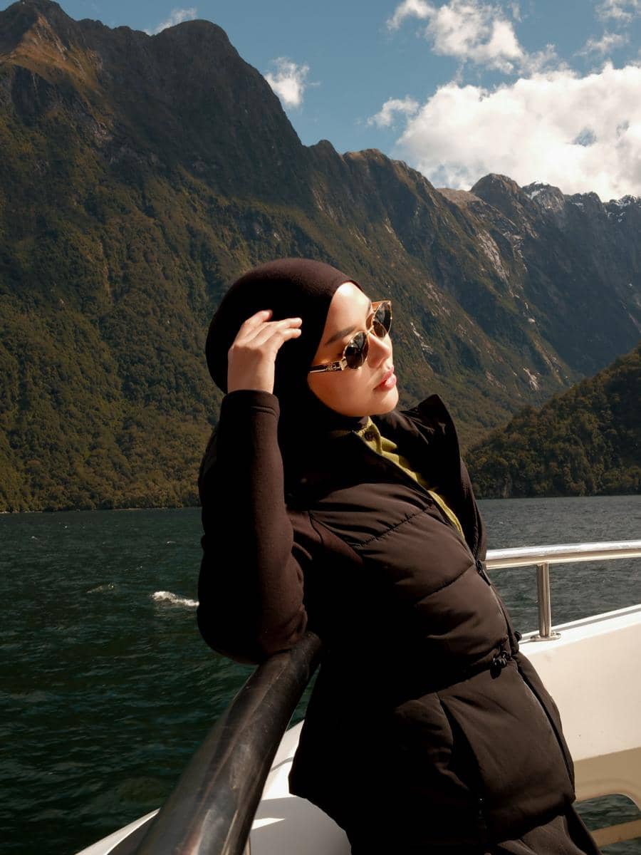 Dara Arafah dan suami menyusuri Milford Sound, New Zealand