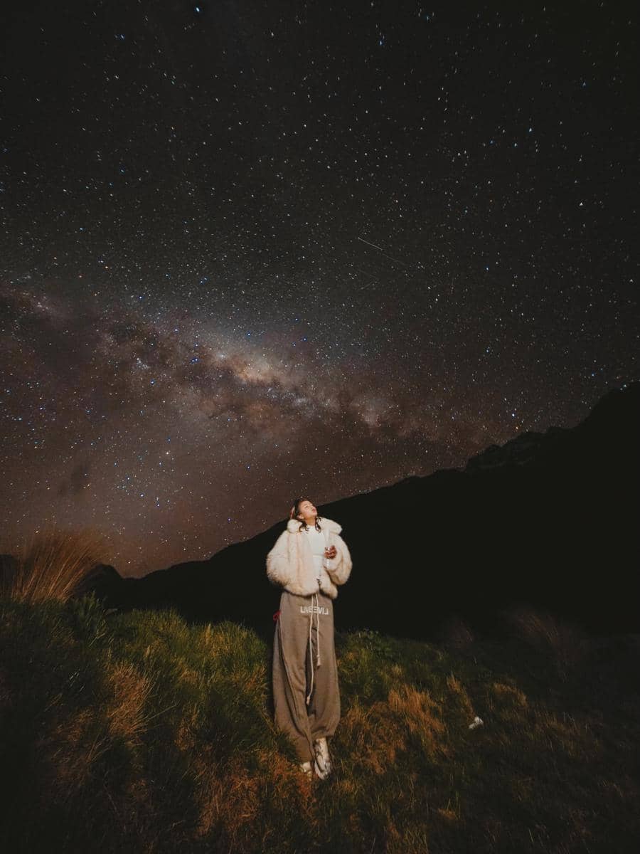 Karin Novilda liburan di New Zealand, skydiving di atas Danau Wakatipu