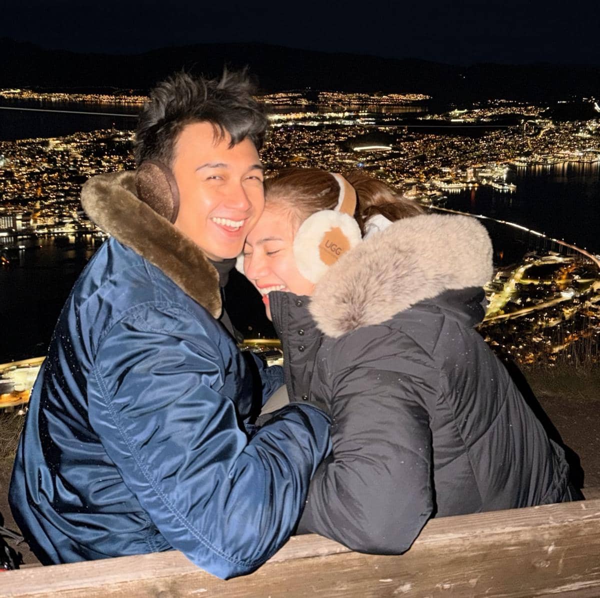 Felicya Angelista dan Hito melihat city light Tromsø dari fjellheisen