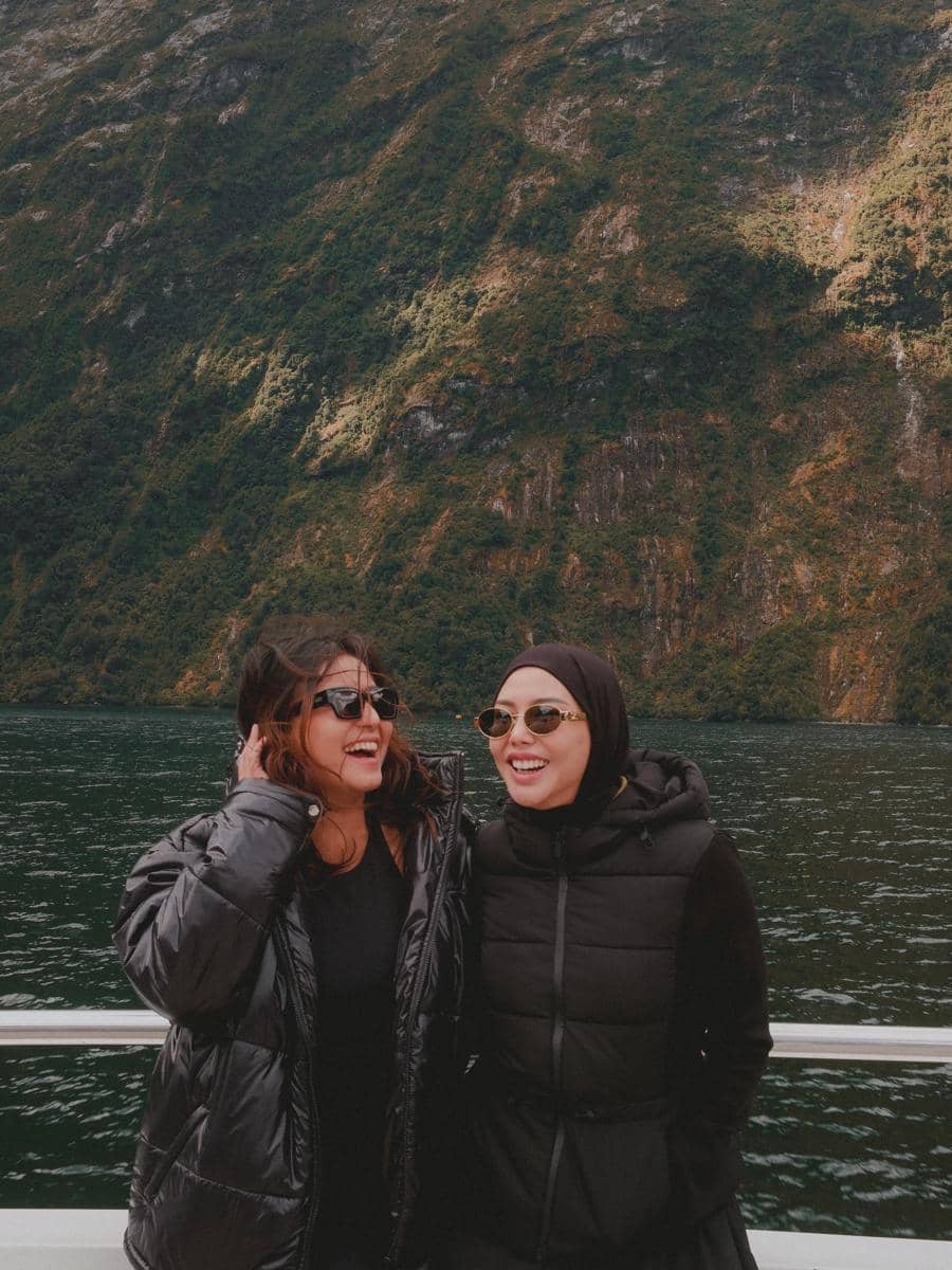 Dara Arafah dan suami menyusuri Milford Sound, New Zealand