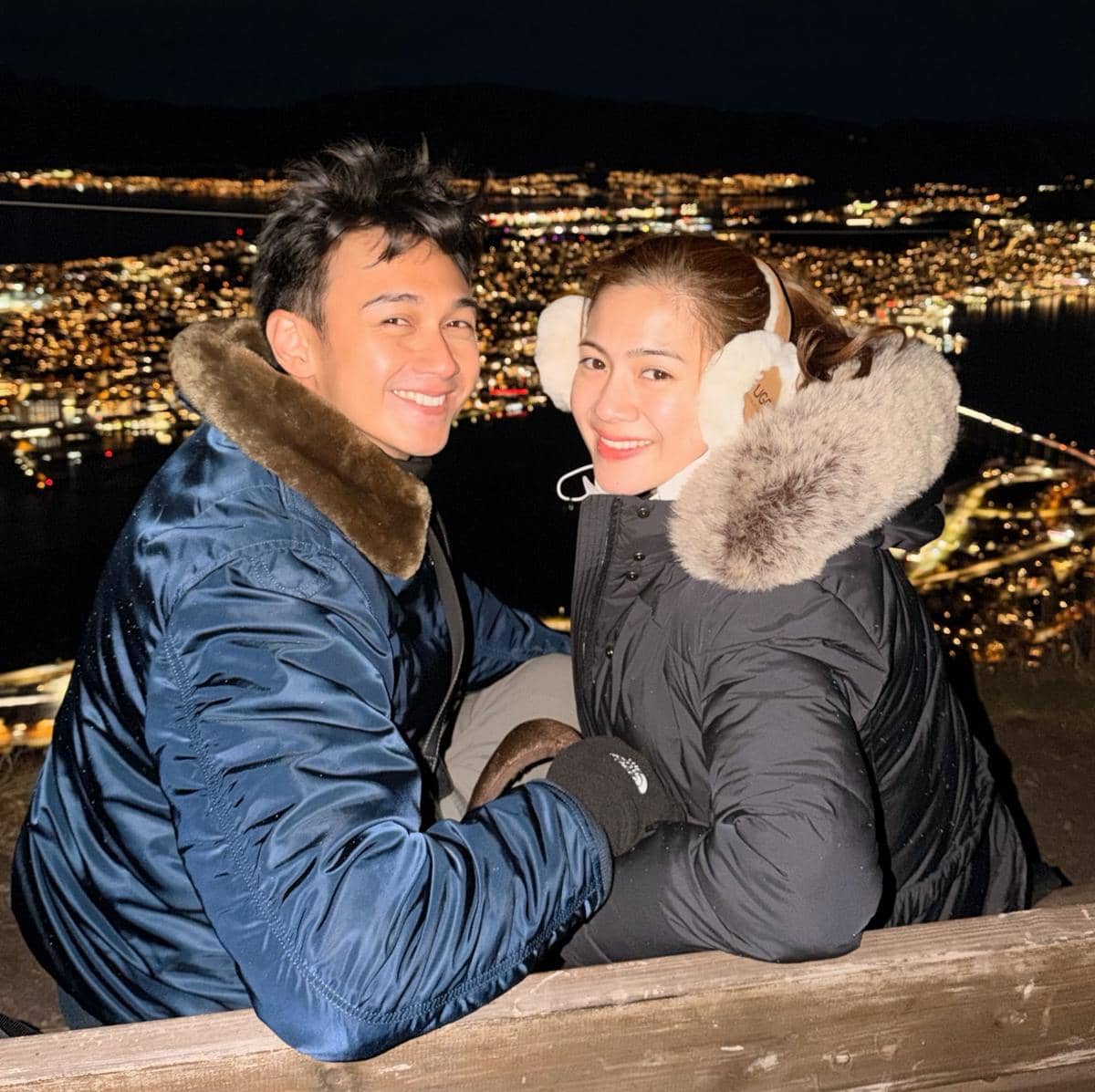 Felicya Angelista dan Hito melihat city light Tromsø dari fjellheisen
