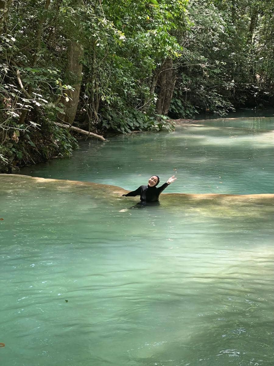 Angelina Sondakh main air di Air Terjun Mata Jitu, Sumbawa