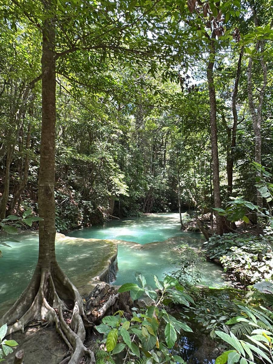 Angelina Sondakh main air di Air Terjun Mata Jitu, Sumbawa