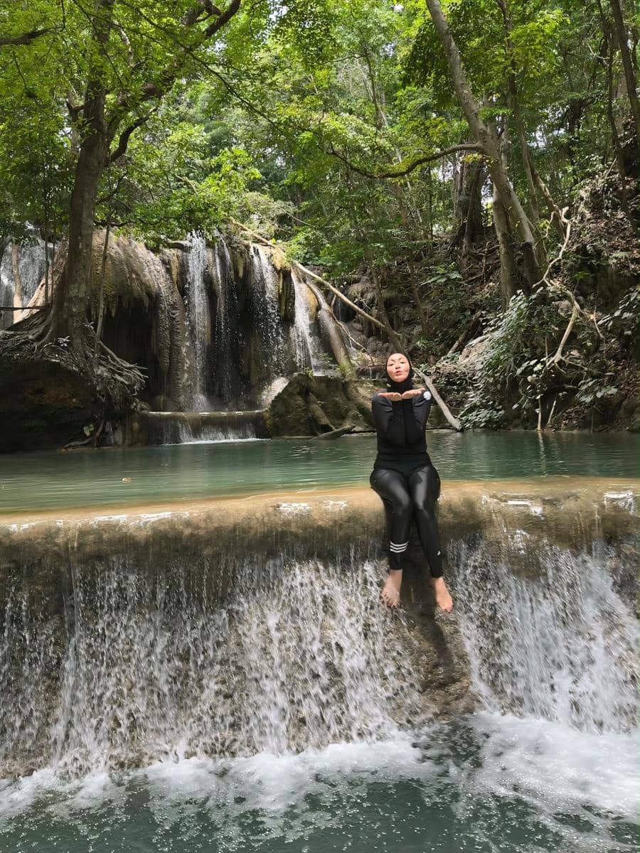 Angelina Sondakh main air di Air Terjun Mata Jitu, Sumbawa