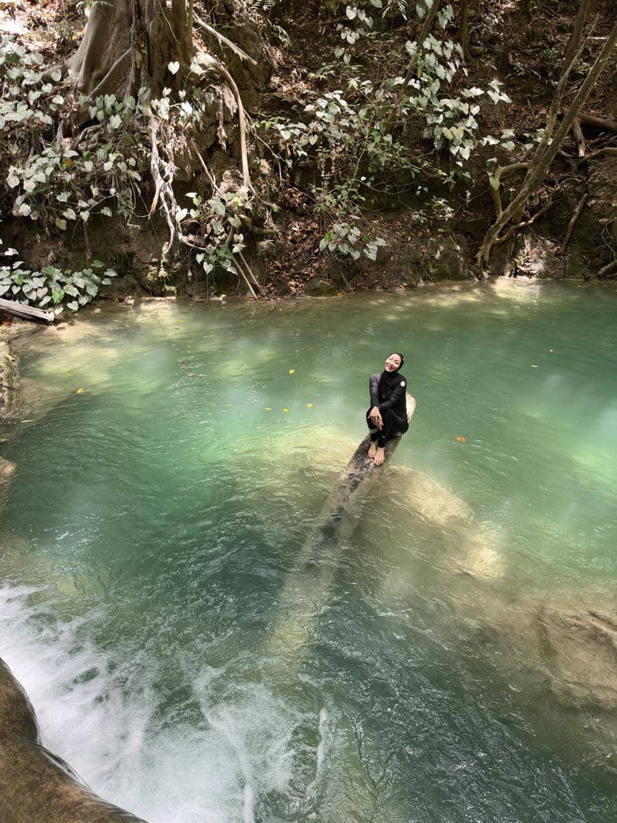 Angelina Sondakh main air di Air Terjun Mata Jitu, Sumbawa