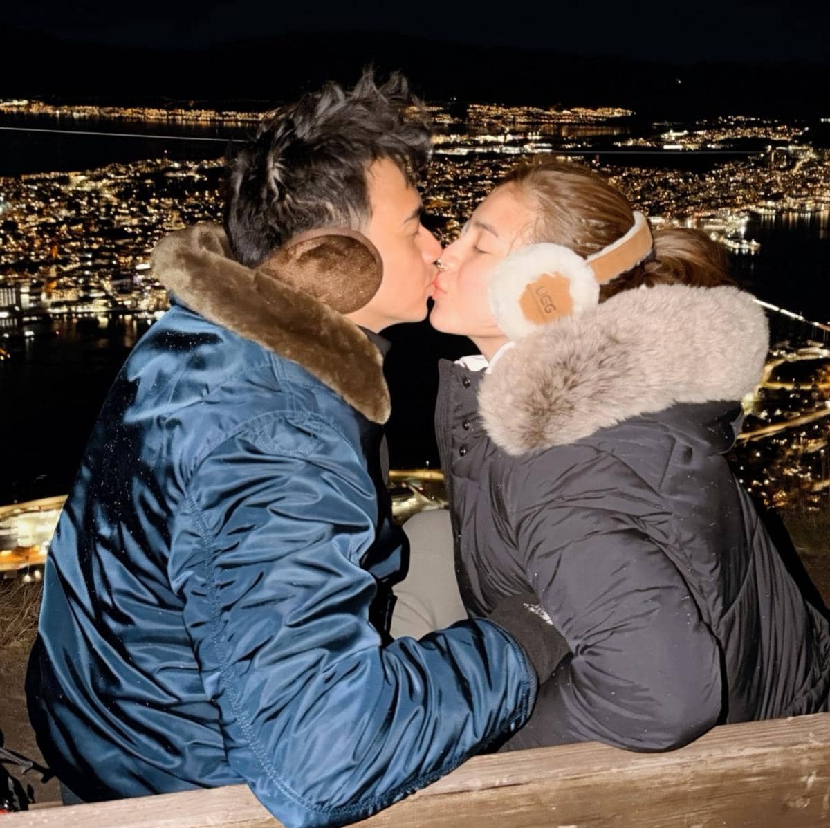 Felicya Angelista dan Hito melihat city light Tromsø dari fjellheisen