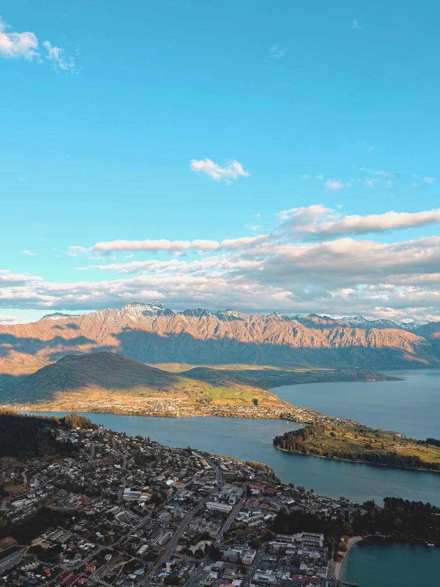 Karin Novilda liburan di New Zealand, skydiving di atas Danau Wakatipu