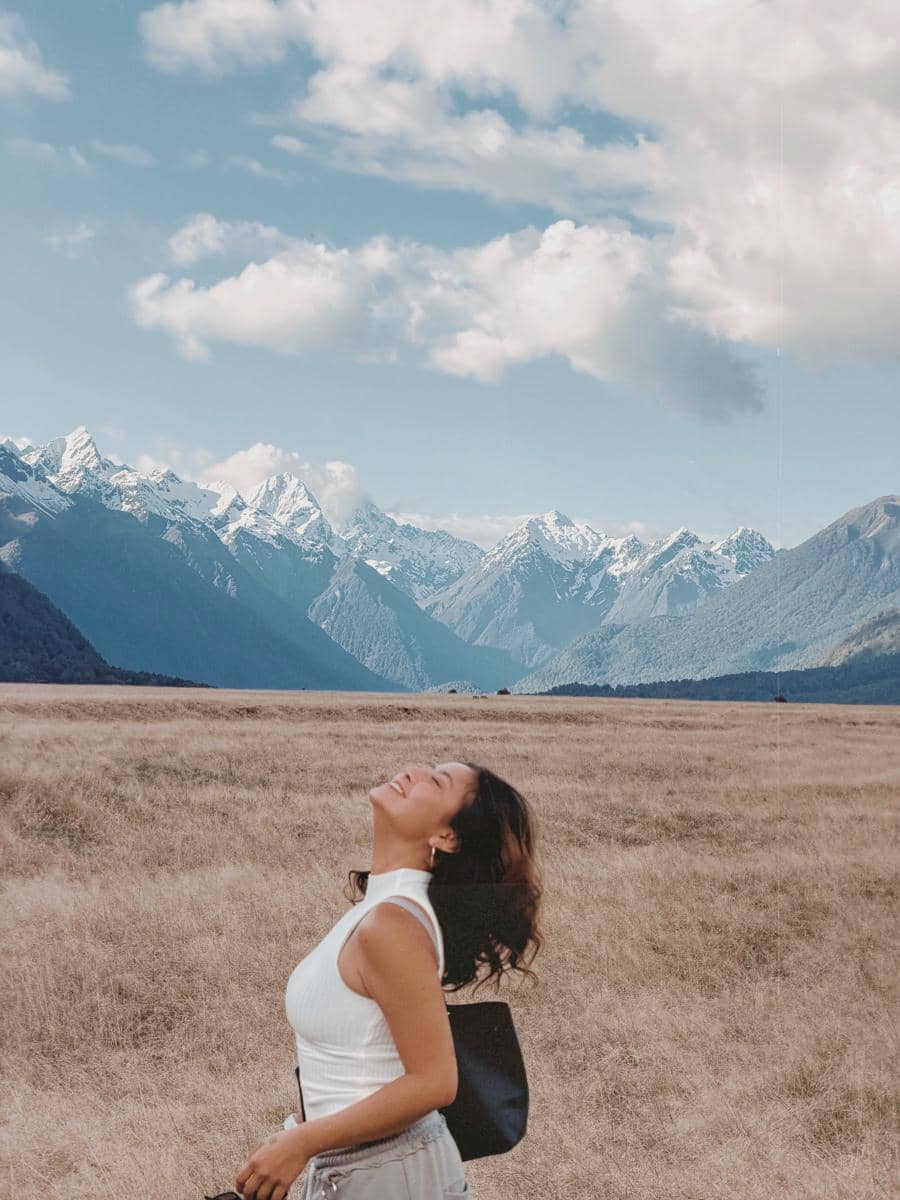 Karin Novilda liburan di New Zealand, skydiving di atas Danau Wakatipu