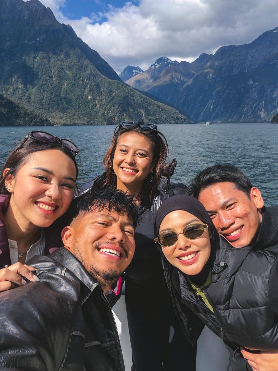 Dara Arafah dan suami menyusuri Milford Sound, New Zealand