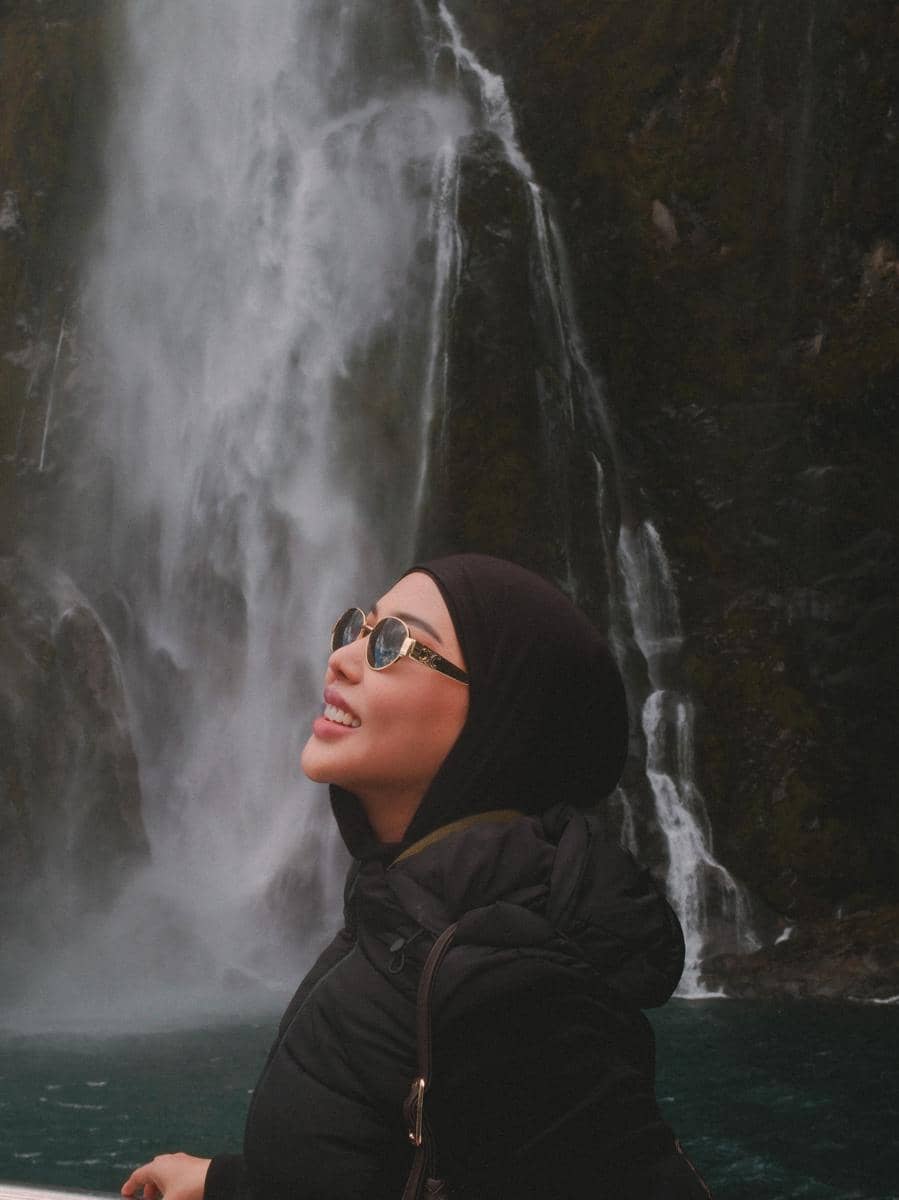 Dara Arafah dan suami menyusuri Milford Sound, New Zealand