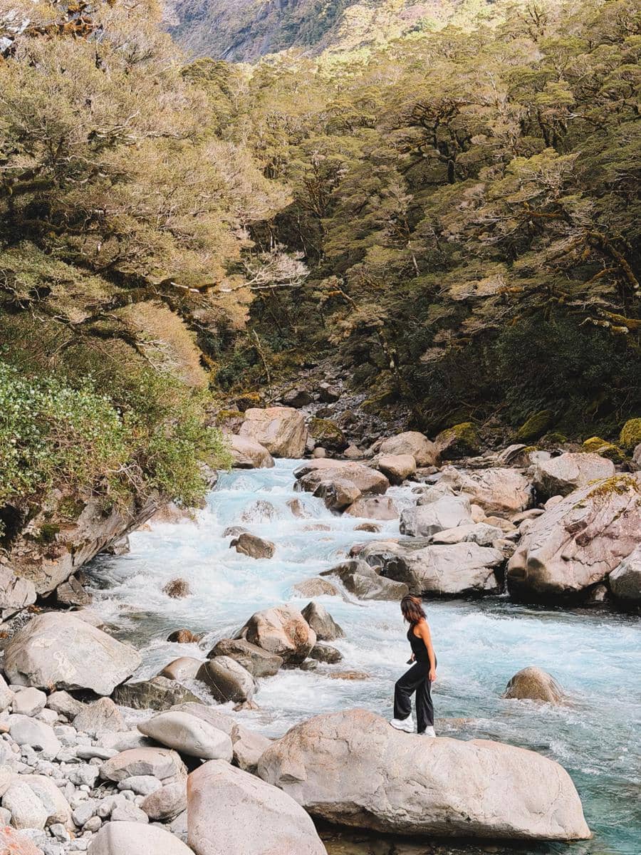 Karin Novilda liburan di New Zealand, skydiving di atas Danau Wakatipu