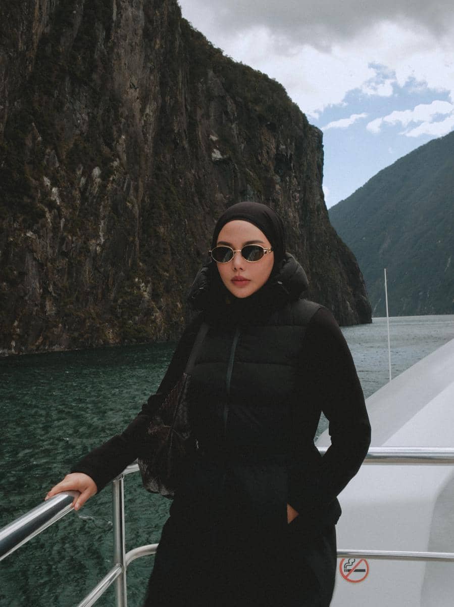 Dara Arafah dan suami menyusuri Milford Sound, New Zealand
