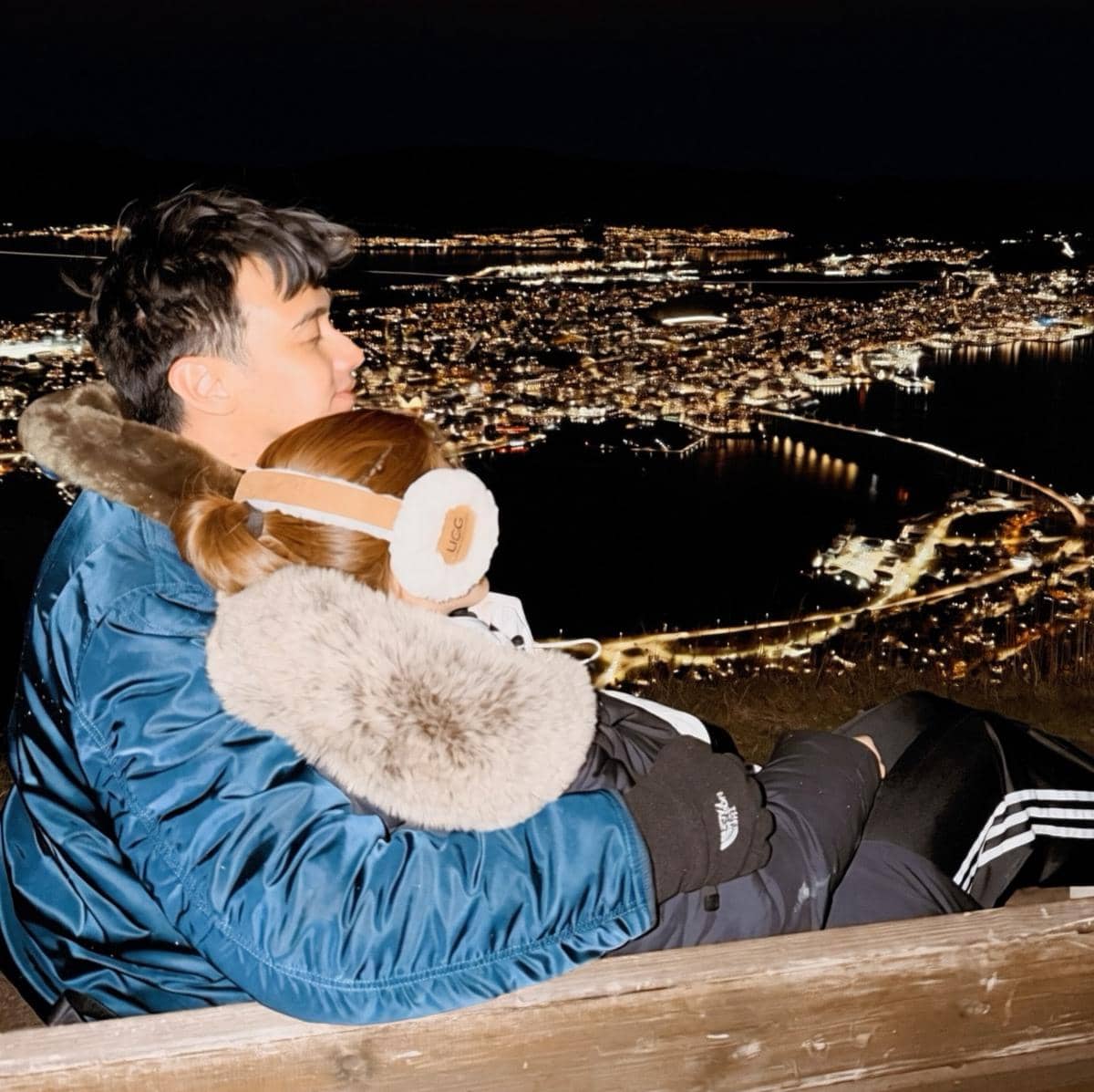 Felicya Angelista dan Hito melihat city light Tromsø dari fjellheisen