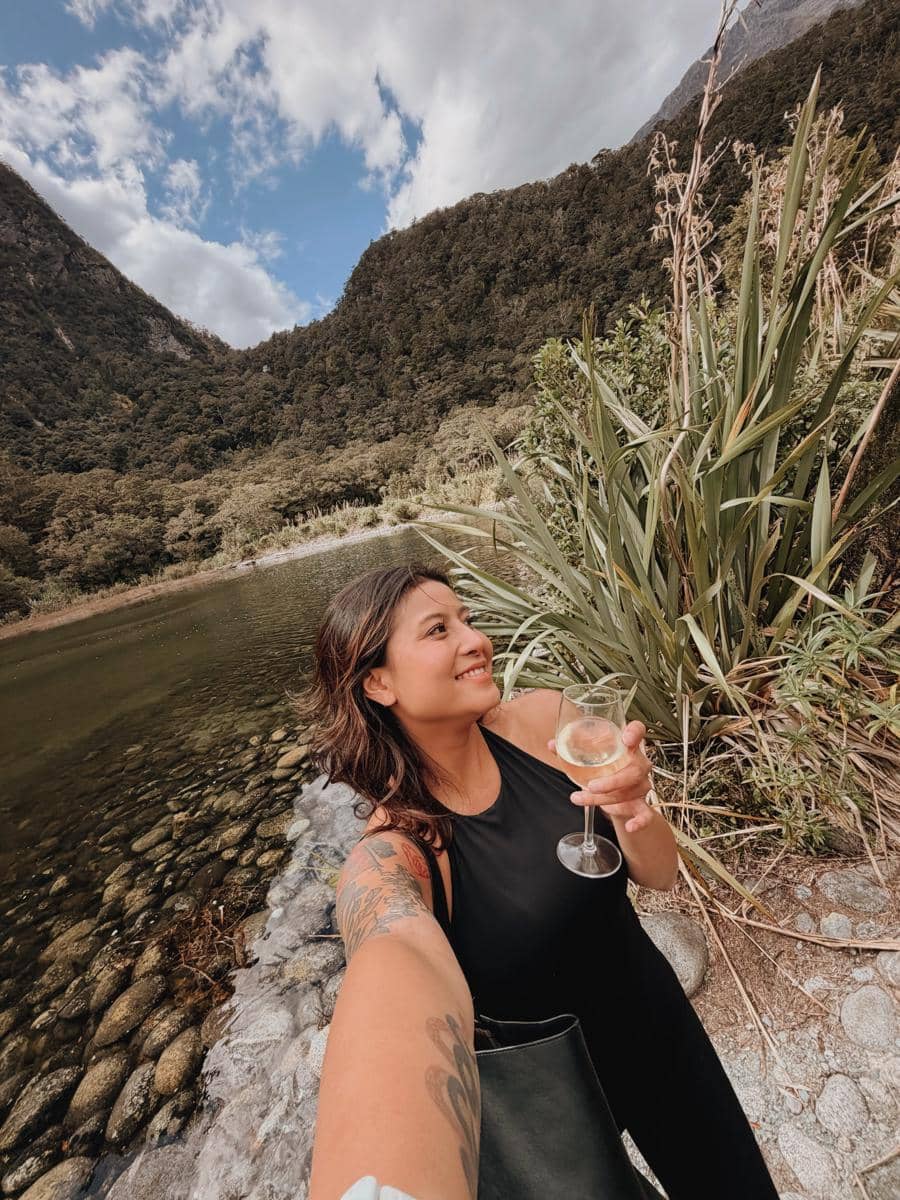 Karin Novilda liburan di New Zealand, skydiving di atas Danau Wakatipu