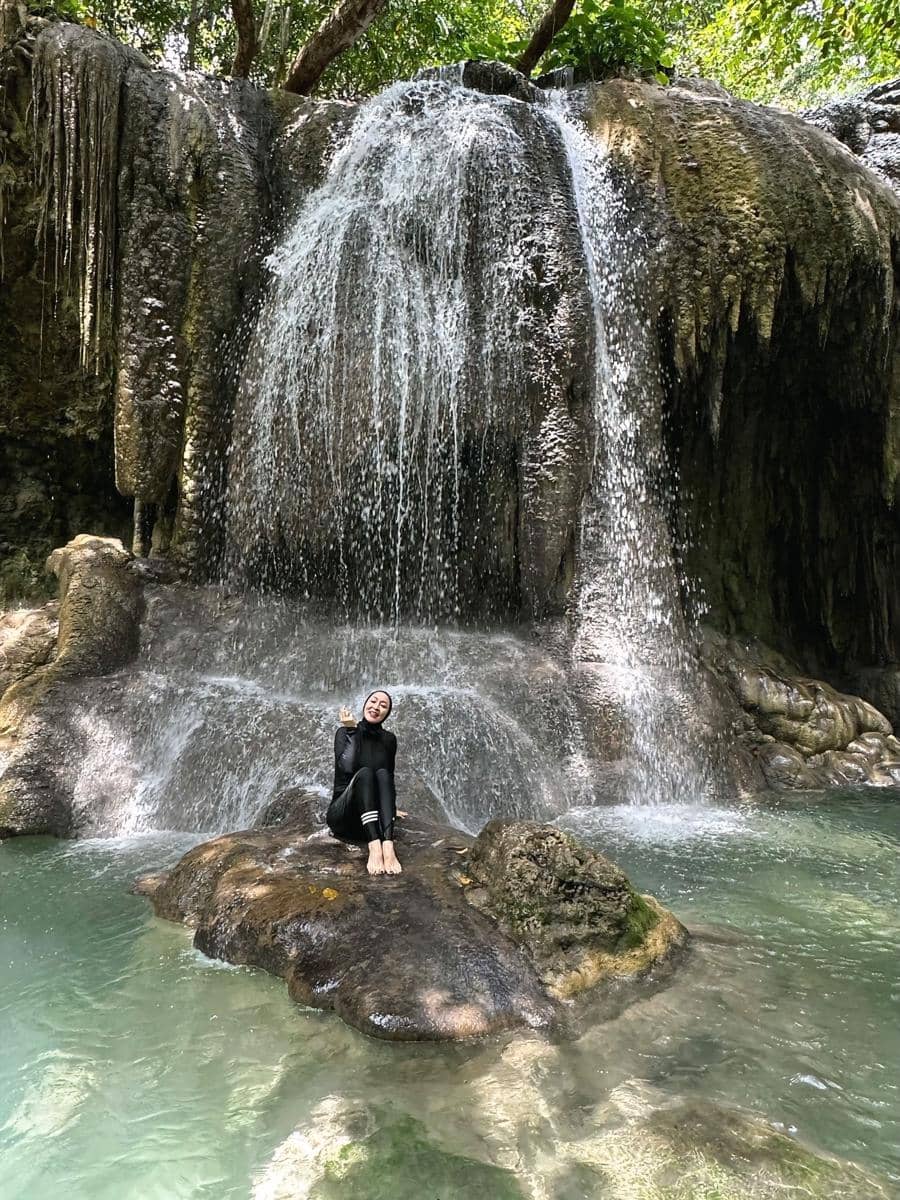 Angelina Sondakh main air di Air Terjun Mata Jitu, Sumbawa