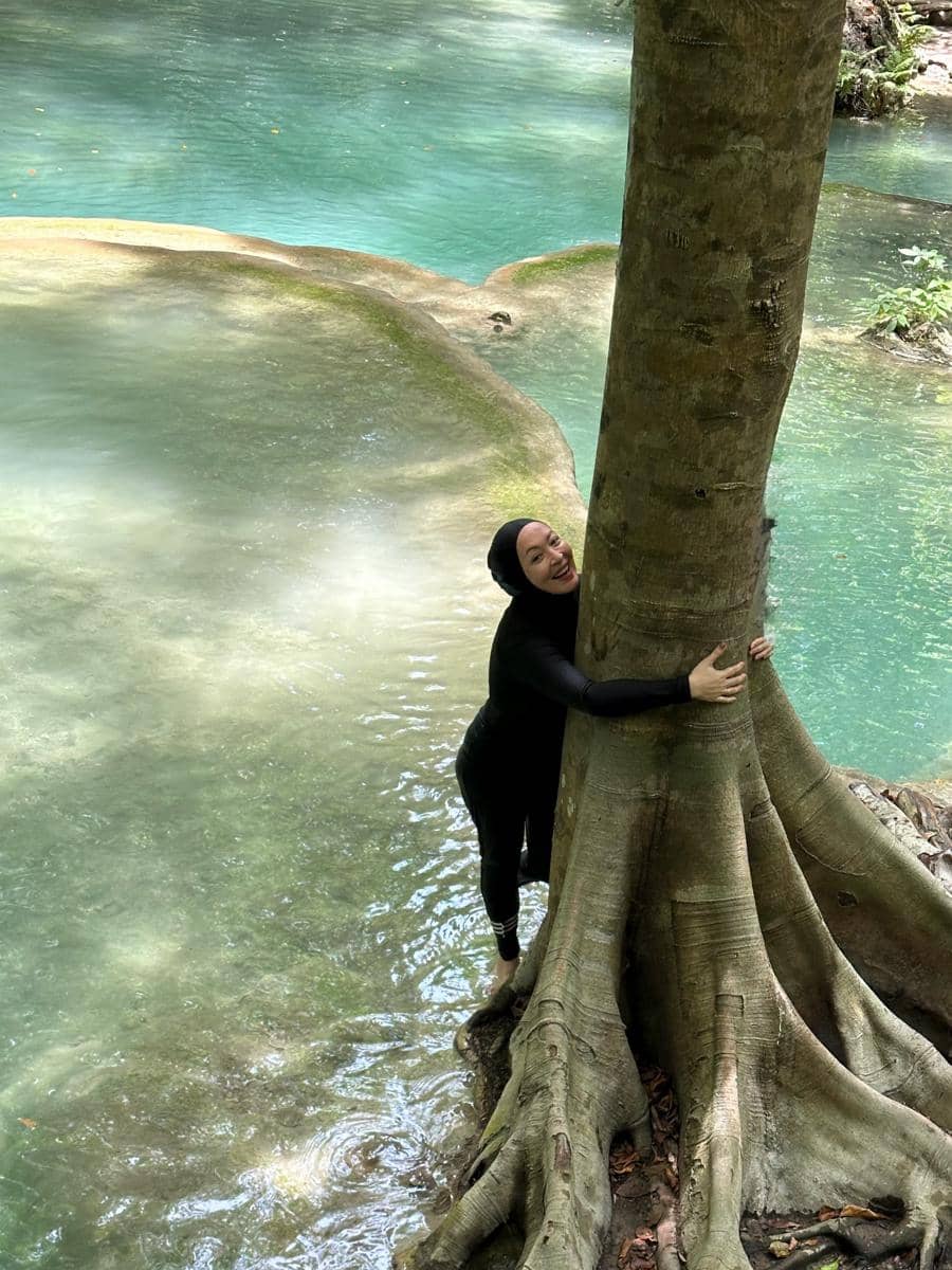 Angelina Sondakh main air di Air Terjun Mata Jitu, Sumbawa