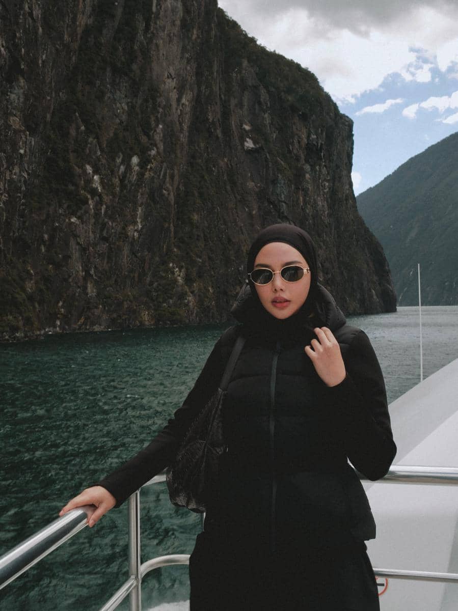 Dara Arafah dan suami menyusuri Milford Sound, New Zealand
