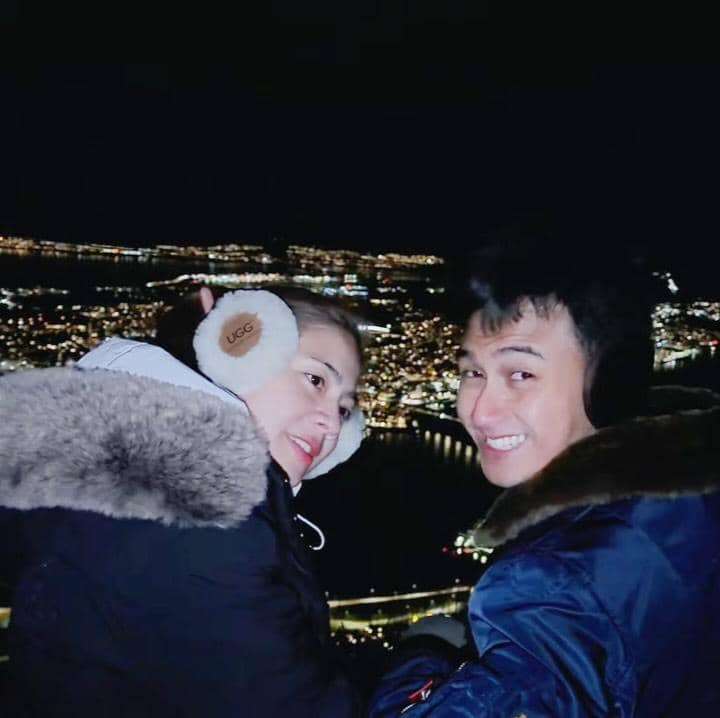 Felicya Angelista dan Hito melihat city light Tromsø dari fjellheisen