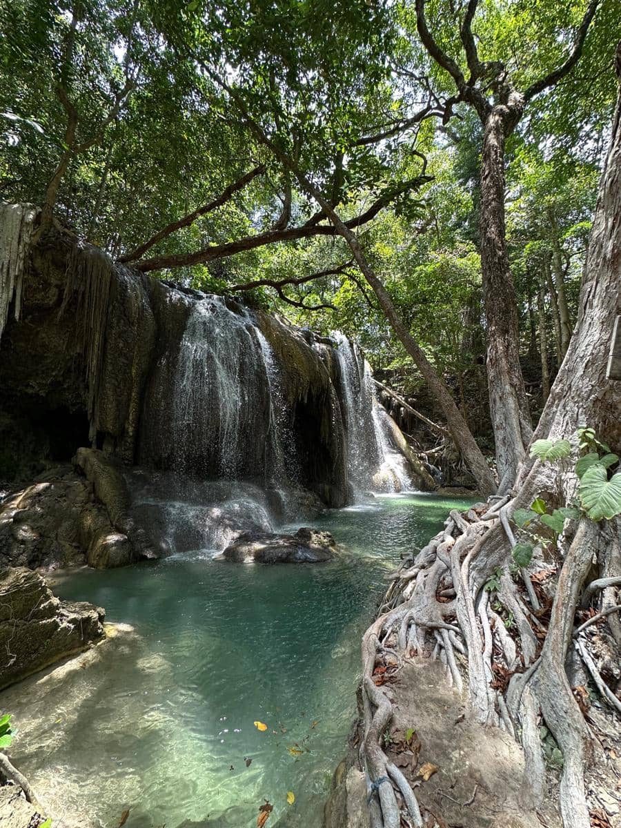 Angelina Sondakh main air di Air Terjun Mata Jitu, Sumbawa