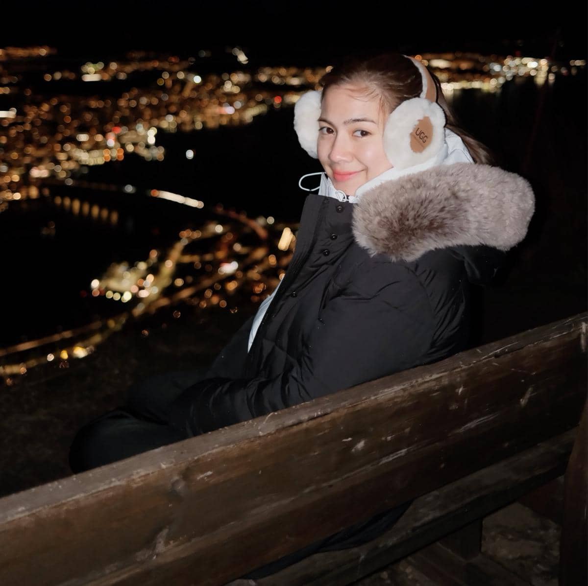 Felicya Angelista dan Hito melihat city light Tromsø dari fjellheisen