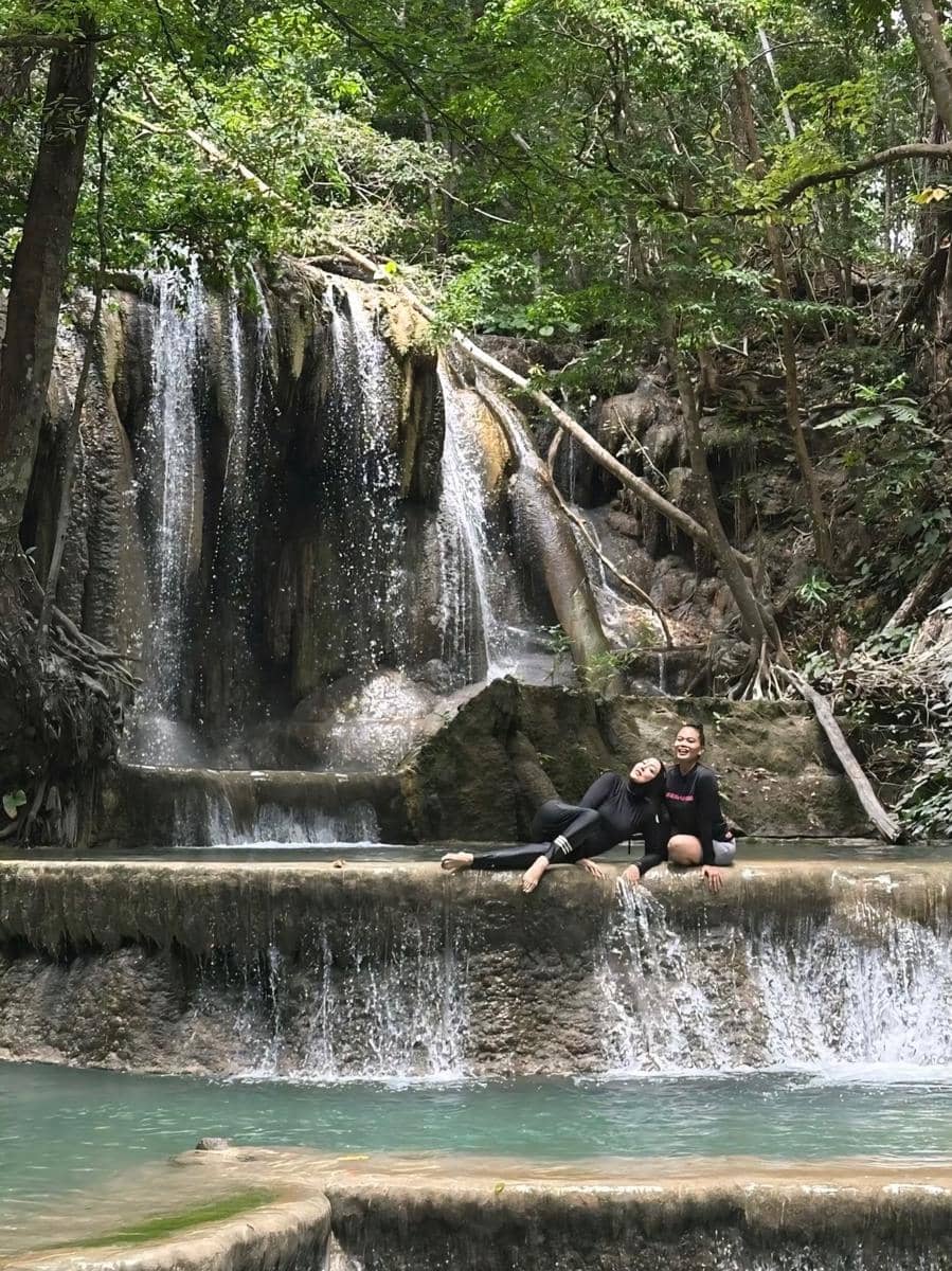 Angelina Sondakh main air di Air Terjun Mata Jitu, Sumbawa