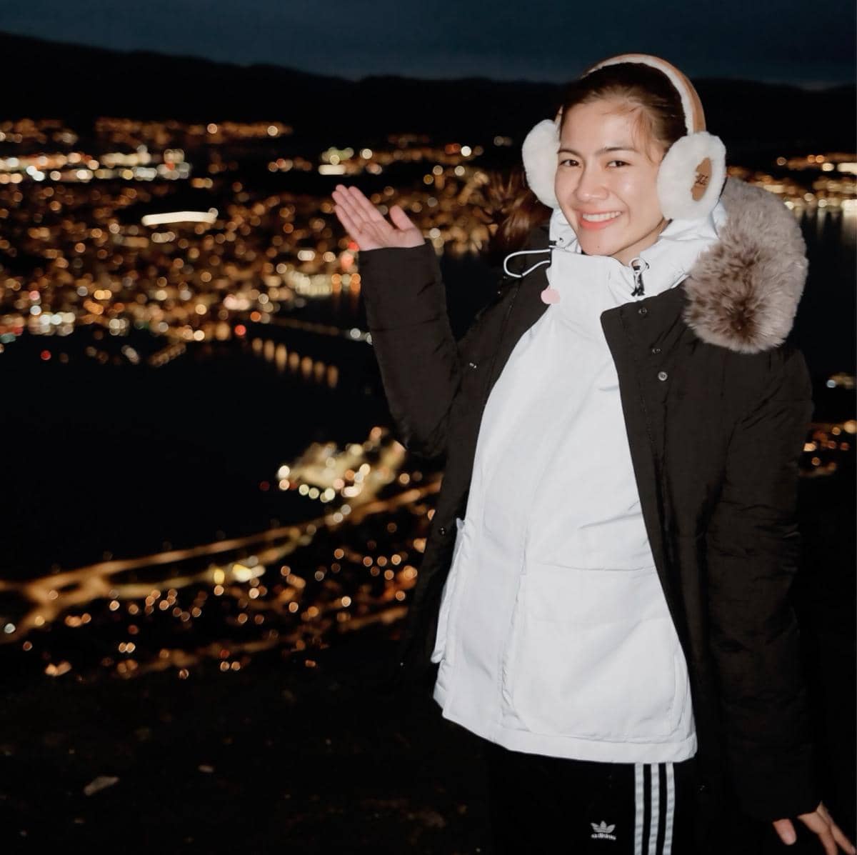 Felicya Angelista dan Hito melihat city light Tromsø dari fjellheisen