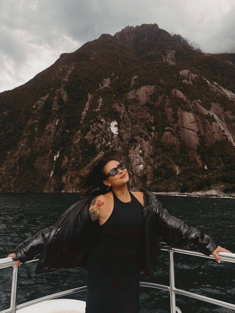 Karin Novilda liburan di New Zealand, skydiving di atas Danau Wakatipu