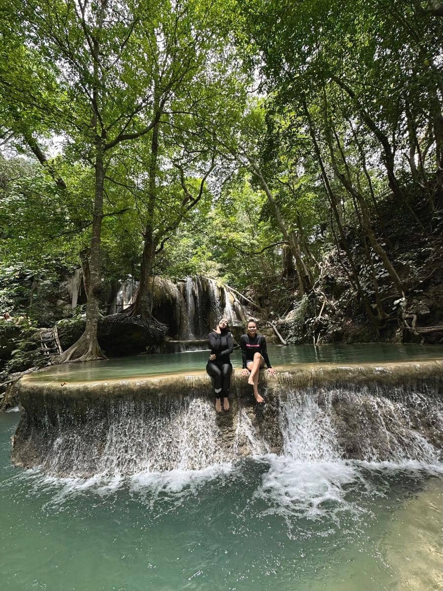 Angelina Sondakh main air di Air Terjun Mata Jitu, Sumbawa