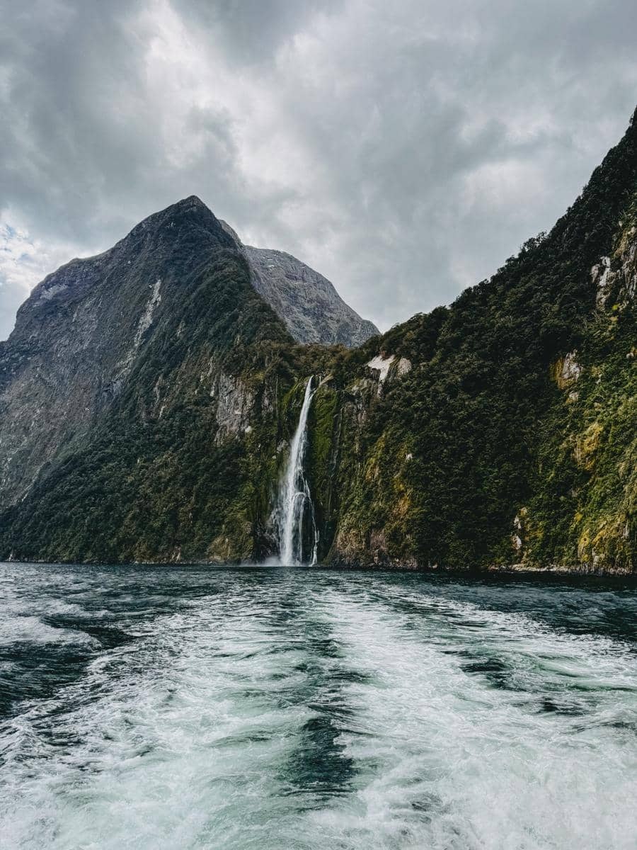 Dara Arafah dan suami menyusuri Milford Sound, New Zealand