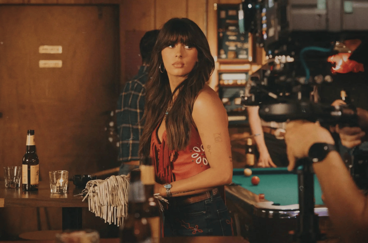 Ella Langley dalam musik video "Choosin' Texas"