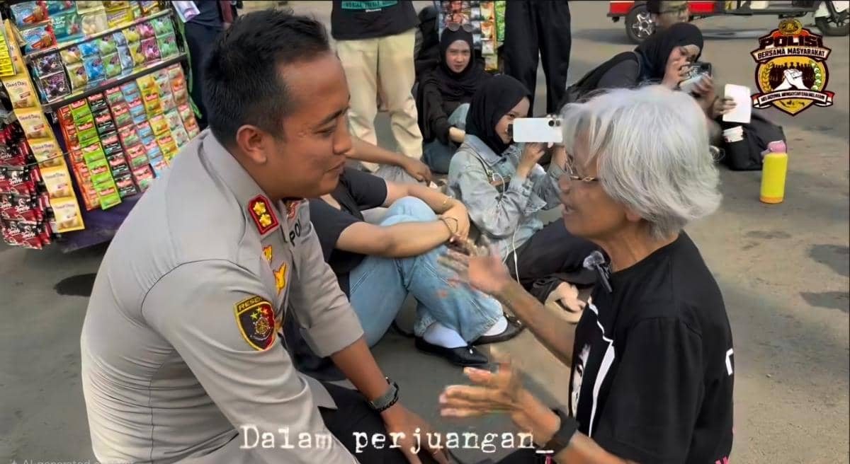 Momen Kapolsek Gambir Bersimpuh di Depan Sumarsih Saat Aksi Kamisan