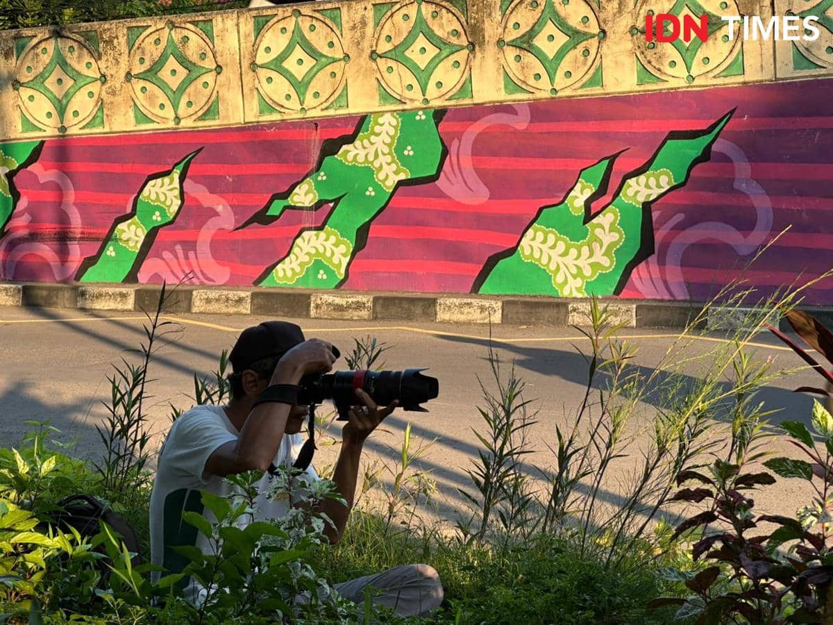 Aktivitas street footografer memotret para pelari di Stadion Manahan, Solo. (IDN Time/Larasati Rey) 