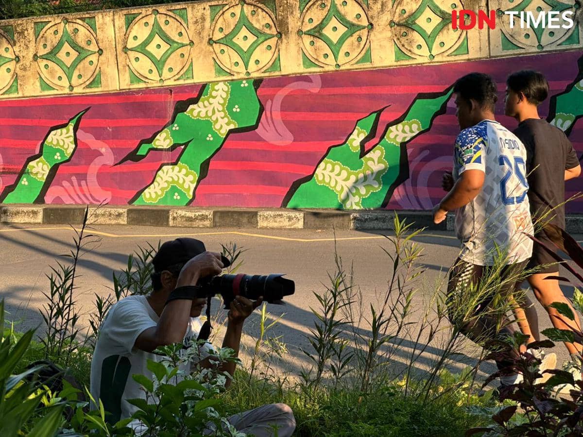 Aktivitas street footografer memotret para pelari di Stadion Manahan, Solo. (IDN Time/Larasati Rey) 