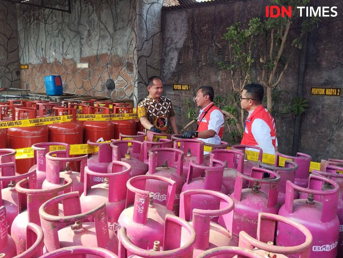 Polisi memasang garis polisi pada barang bukti kasus oplosan LPG dan timbunan solar subsidi di Direskrimsus Polda Jateng di Semarang, Jumat