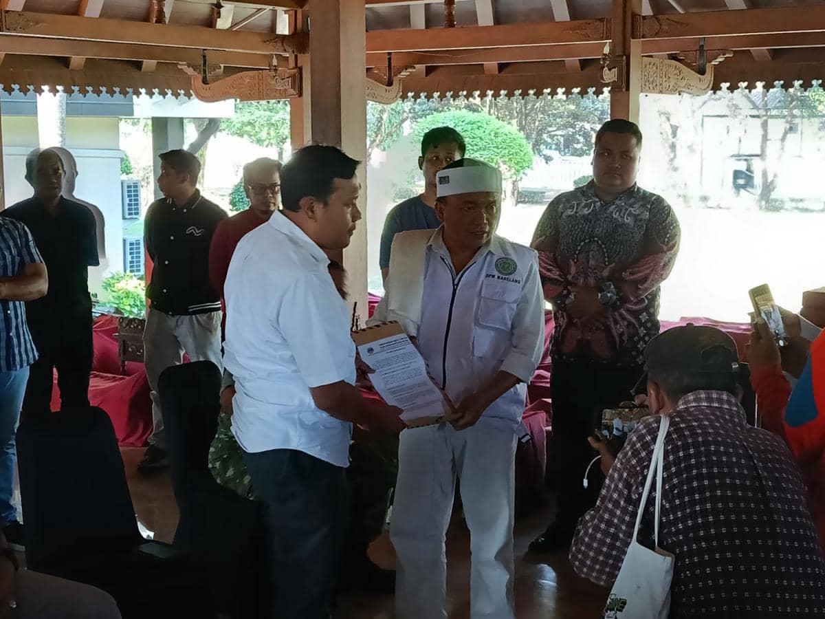 Puluhan perwakilan organisasi masyarakat duduk dalam audiensi dengan perwakilan PT TWC di Prambanan, Sleman.