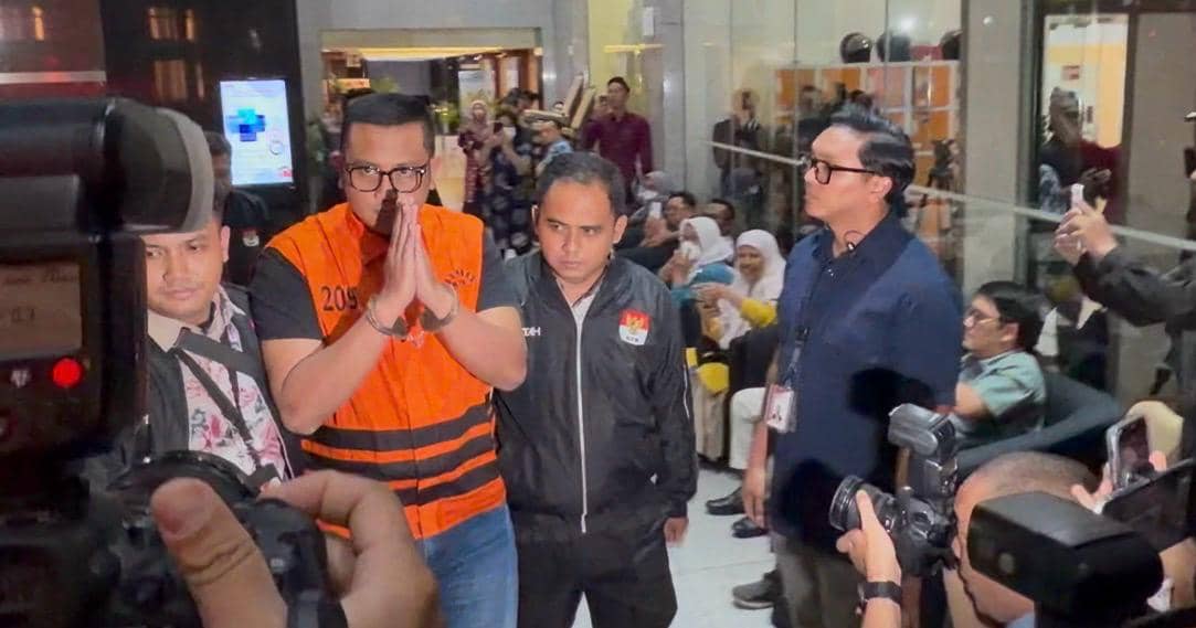 KPK menahan Bupati Klaten Hamenang Wajar Ismoyo.