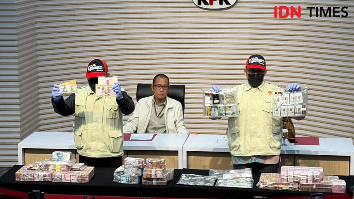 Bukti OTT Adik Eks Kepala BNPB: Valas, 56 Keping Emas, hingga Aset Kripto