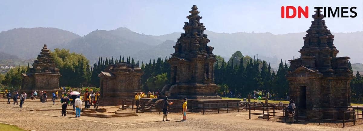 Ratusan siswa SMP sedang verkunjung di Candi Arjuna di Dataran tinggi Dieng, Wonosobo Jawa Tengah , Rabu Kamis (15/10/2026). (IDNTimes/Febri