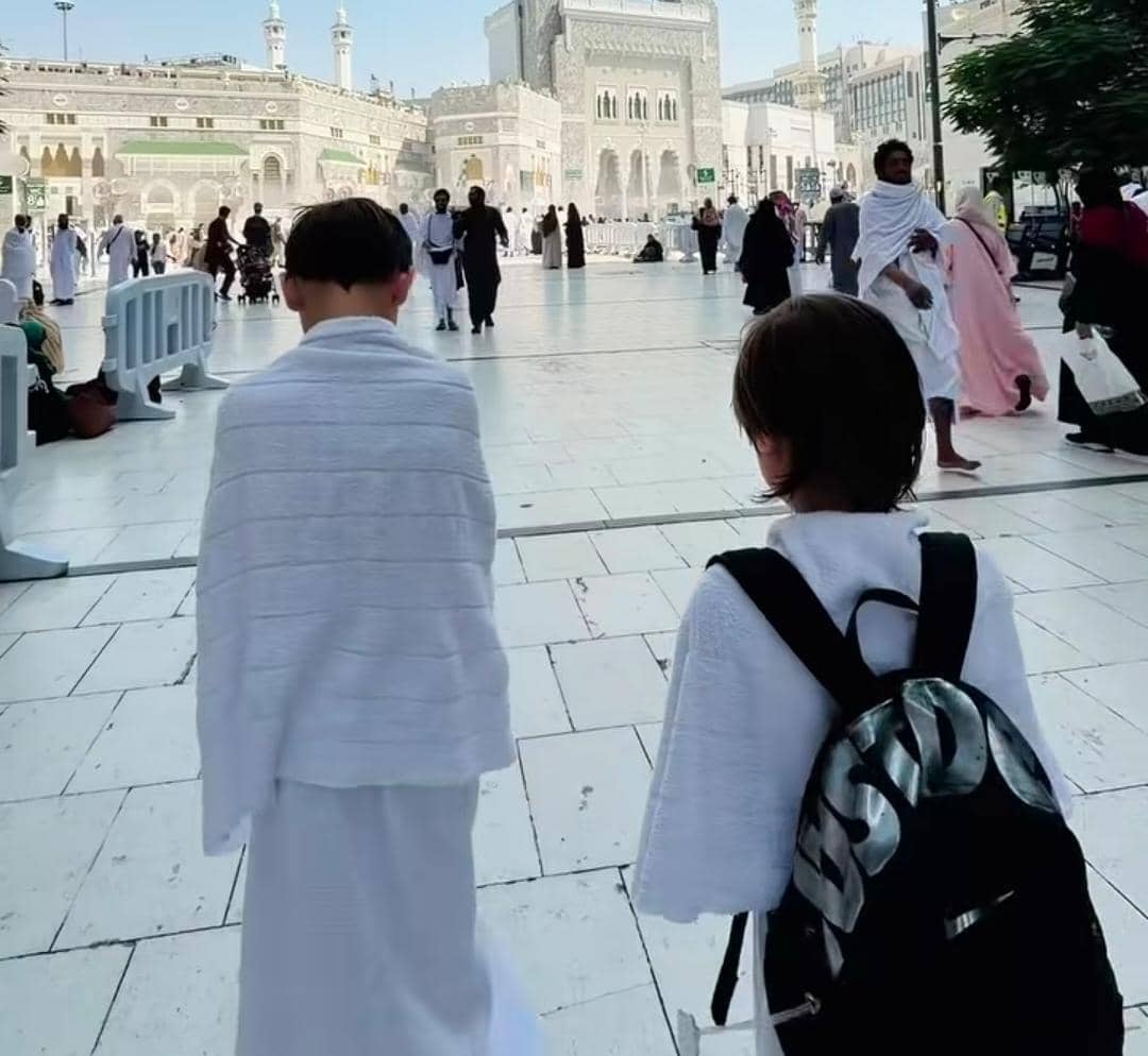 Lucio dan Koa, putra Celine Evangelista salat jumat di Masjidil Haram pasca pindah ke Arab