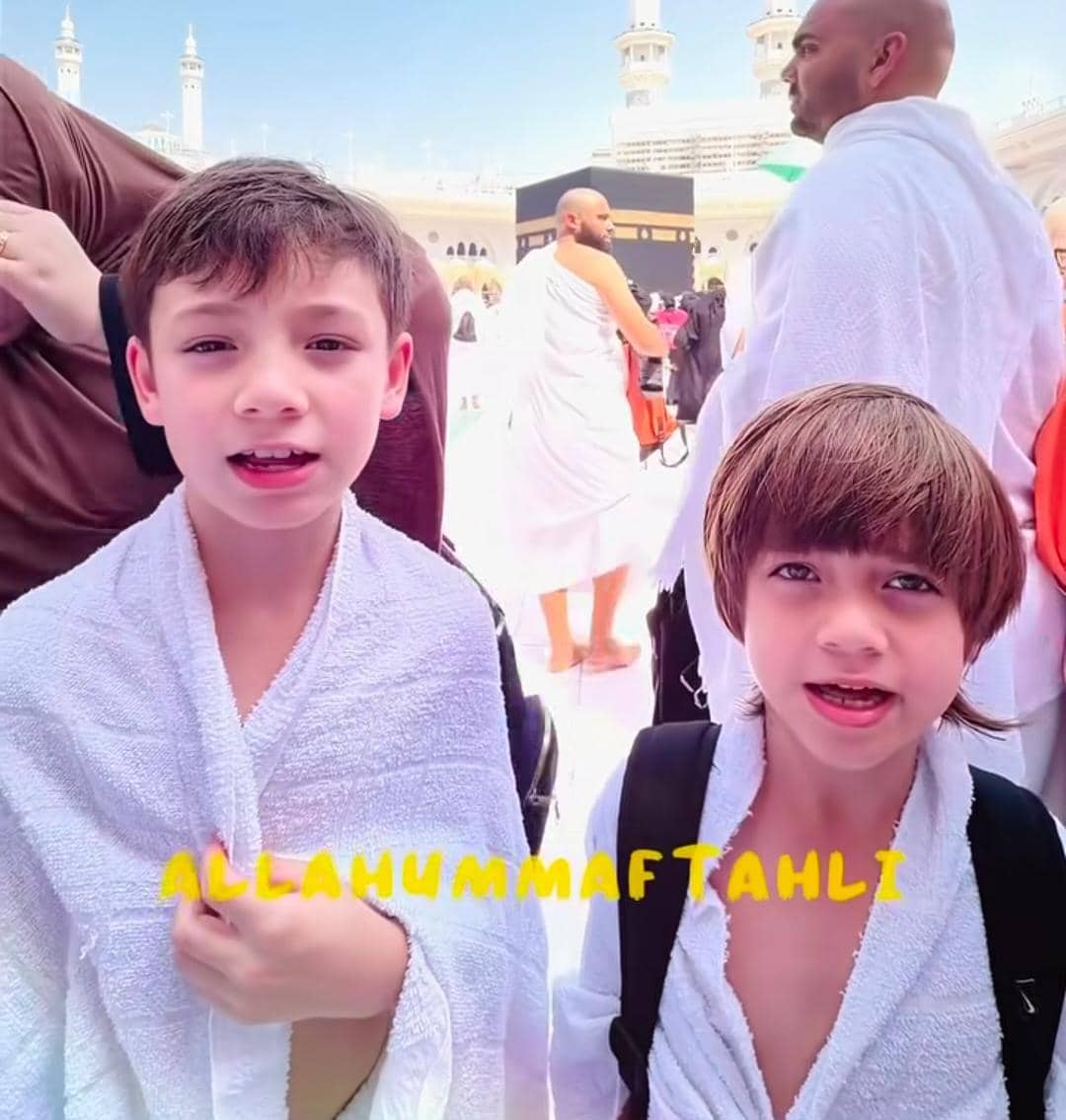 Lucio dan Koa, putra Celine Evangelista salat jumat di Masjidil Haram pasca pindah ke Arab