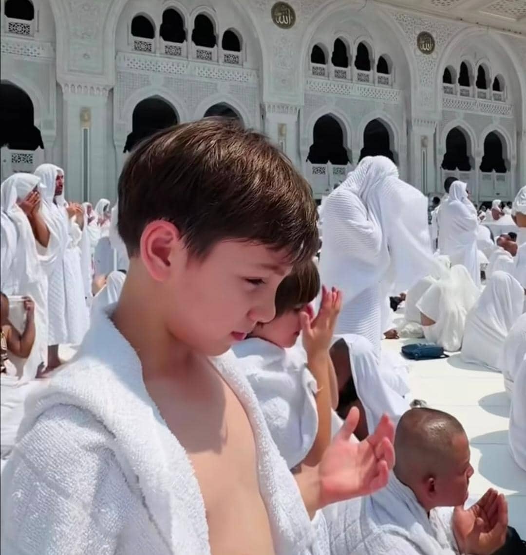 Lucio dan Koa, putra Celine Evangelista salat jumat di Masjidil Haram pasca pindah ke Arab