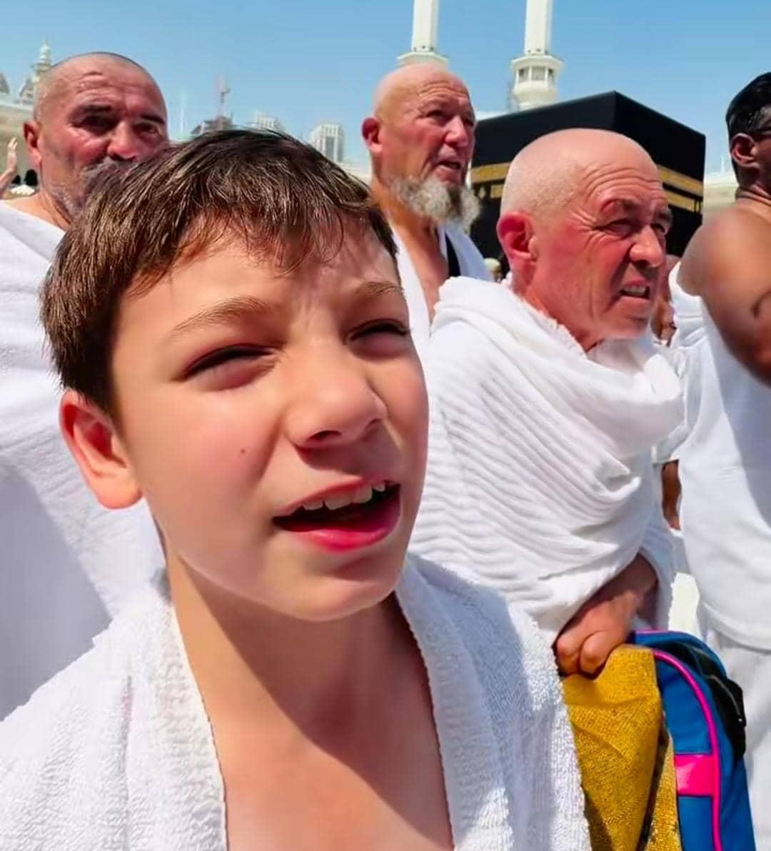 Lucio dan Koa, putra Celine Evangelista salat jumat di Masjidil Haram pasca pindah ke Arab