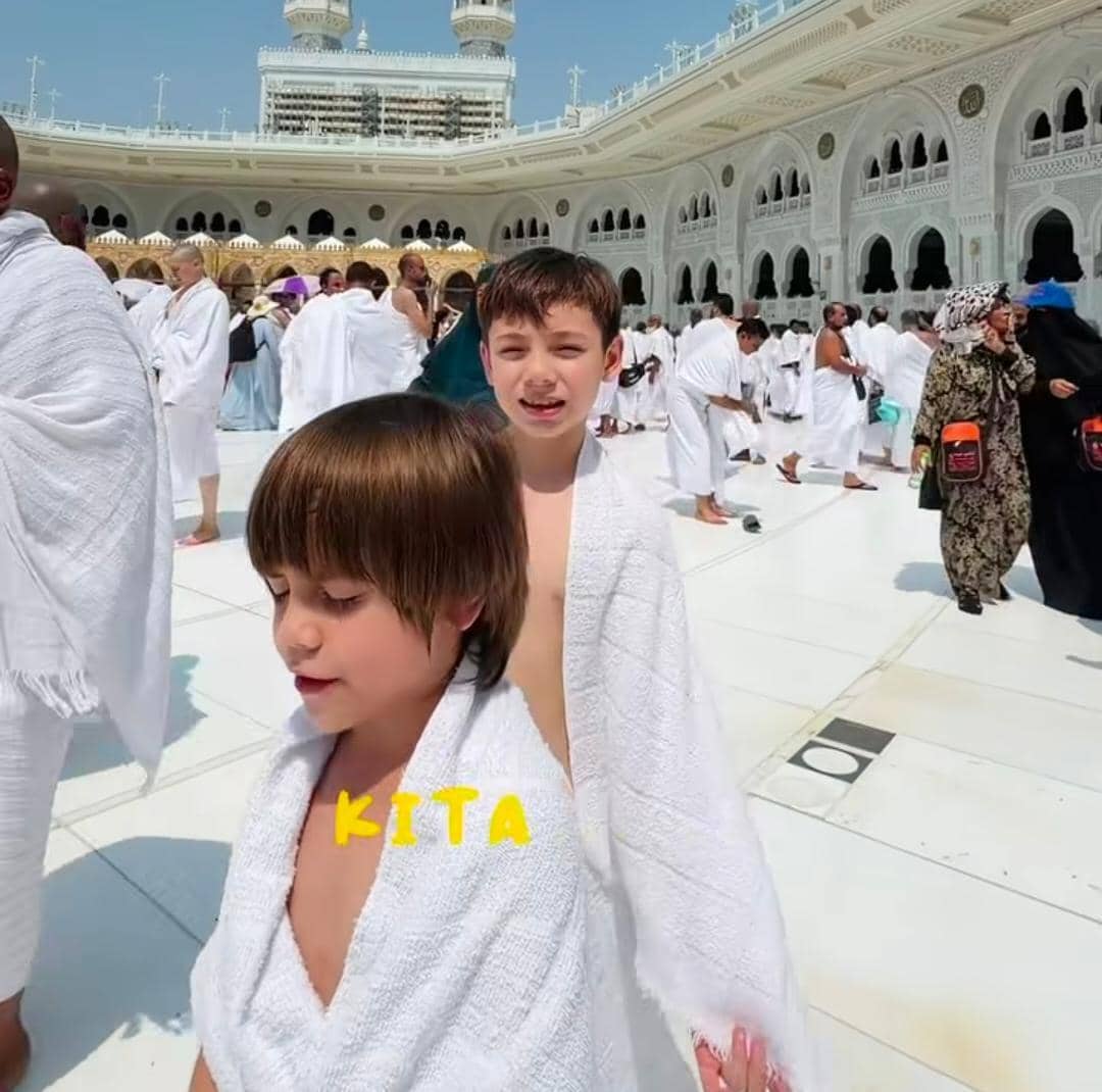 Lucio dan Koa, putra Celine Evangelista salat jumat di Masjidil Haram pasca pindah ke Arab