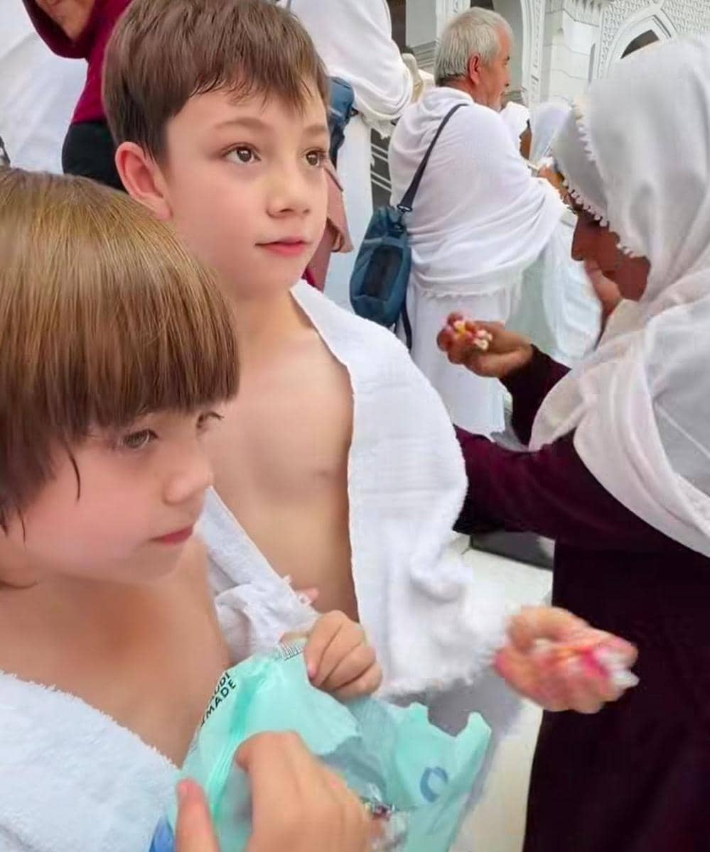 Lucio dan Koa, putra Celine Evangelista salat jumat di Masjidil Haram pasca pindah ke Arab