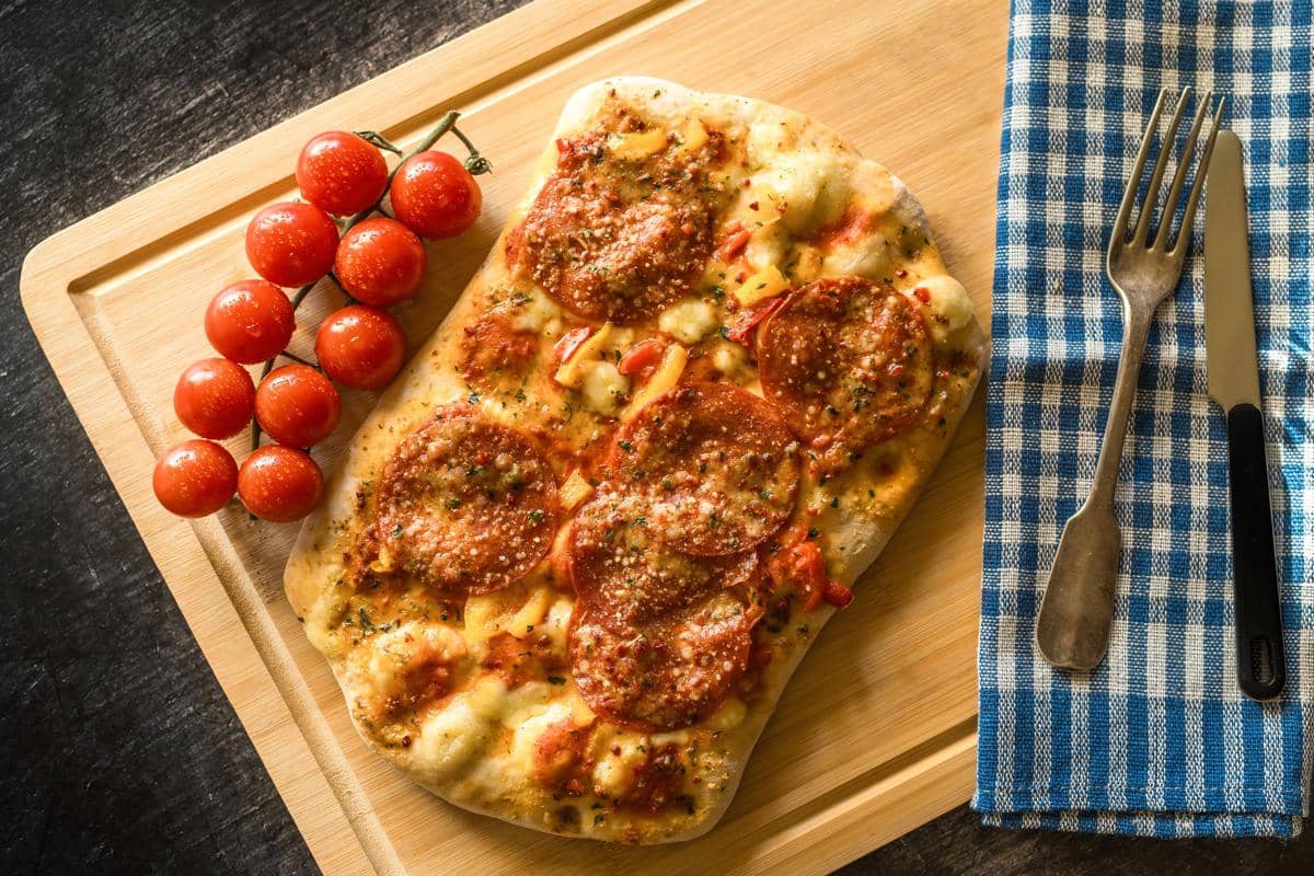 Resep Flatbread Pizza Hanya 5 Bahan, Tanpa Mixer dan Oven! 